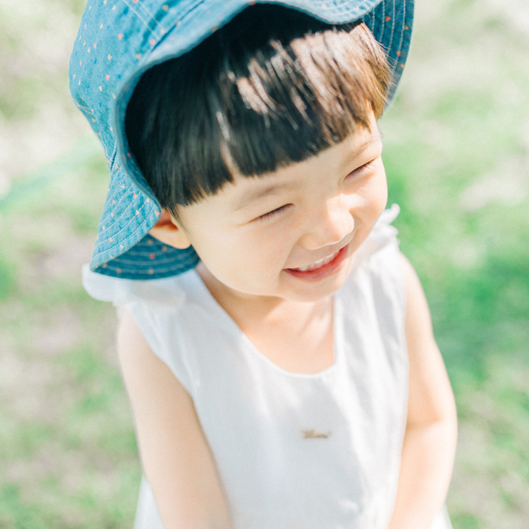 点击大图看下一张：逆光飞翔的童年