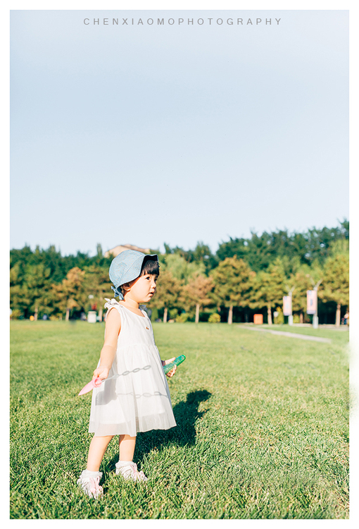 点击大图看下一张:逆光飞翔的童年