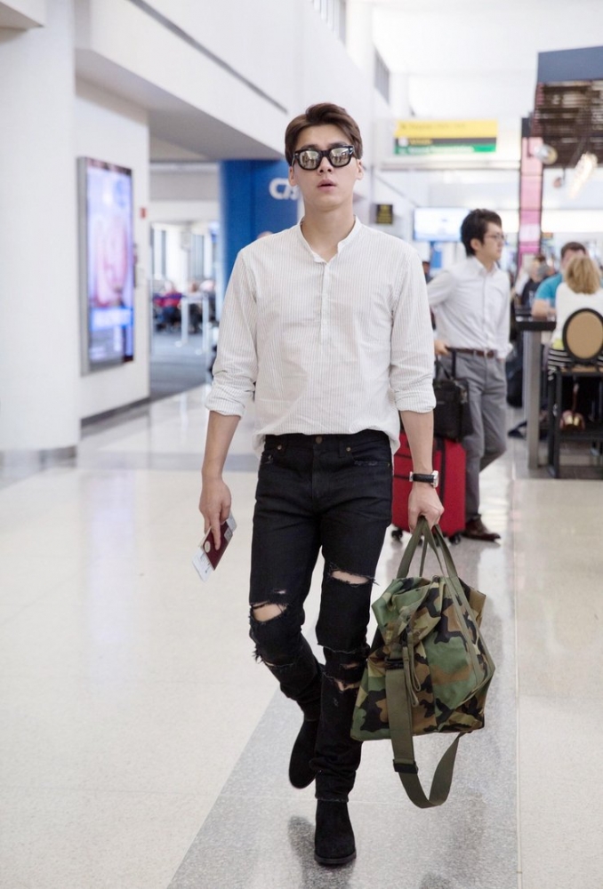 点击大图看下一张：衬衣杀!李易峰着白衬衫现身 衣品获赞