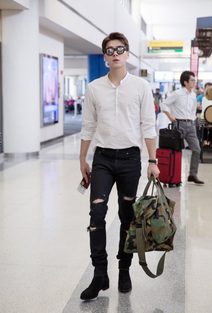 点击大图看下一张：衬衣杀!李易峰着白衬衫现身 衣品获赞