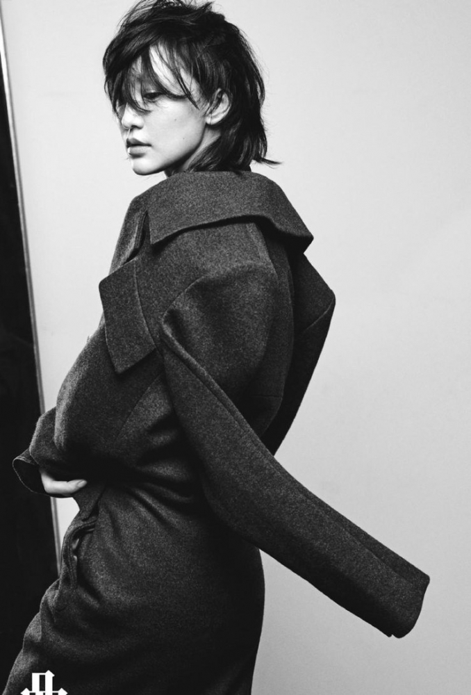 点击大图看下一张：周迅拍时尚杂志大片 冷艳风情超迷人