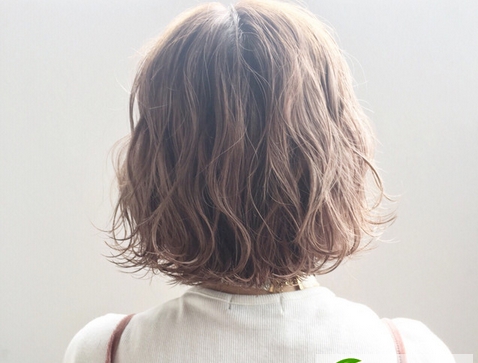 点击大图看下一张：短发烫发卷发造型