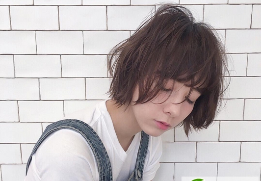 点击大图看下一张：另类个性女生短发 用短发打造独特气质