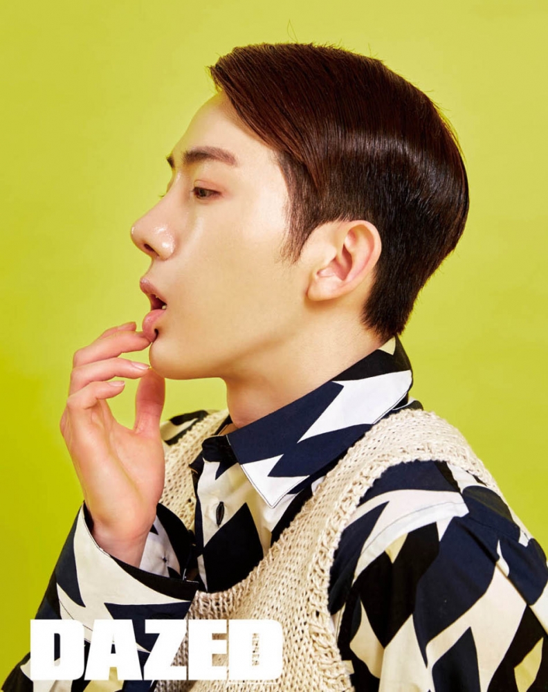 点击大图看下一张：韩国帅哥赵权条纹时尚帅气写真