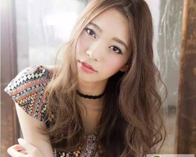 点击大图看下一张:秋季女生中分卷发 可撩妹又可撩汉的发型