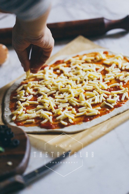 点击大图看下一张：萨拉米薄饼披萨制作