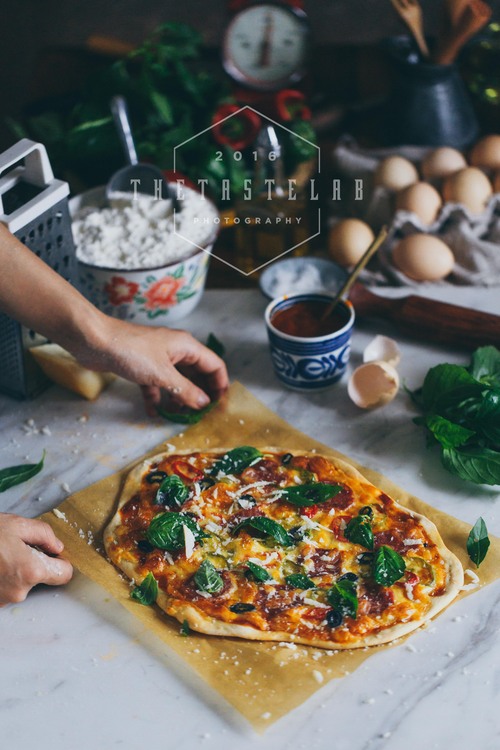 点击大图看下一张：萨拉米薄饼披萨制作