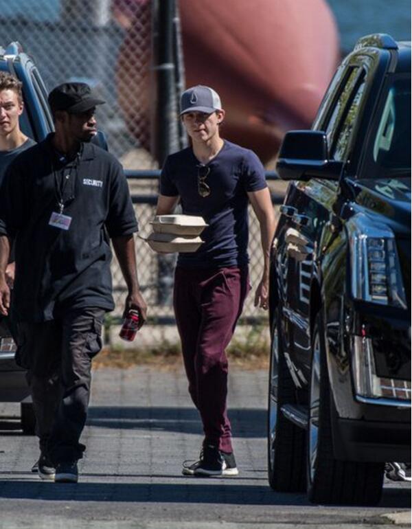 点击大图看下一张：汤姆赫兰德蜘蛛侠剧照