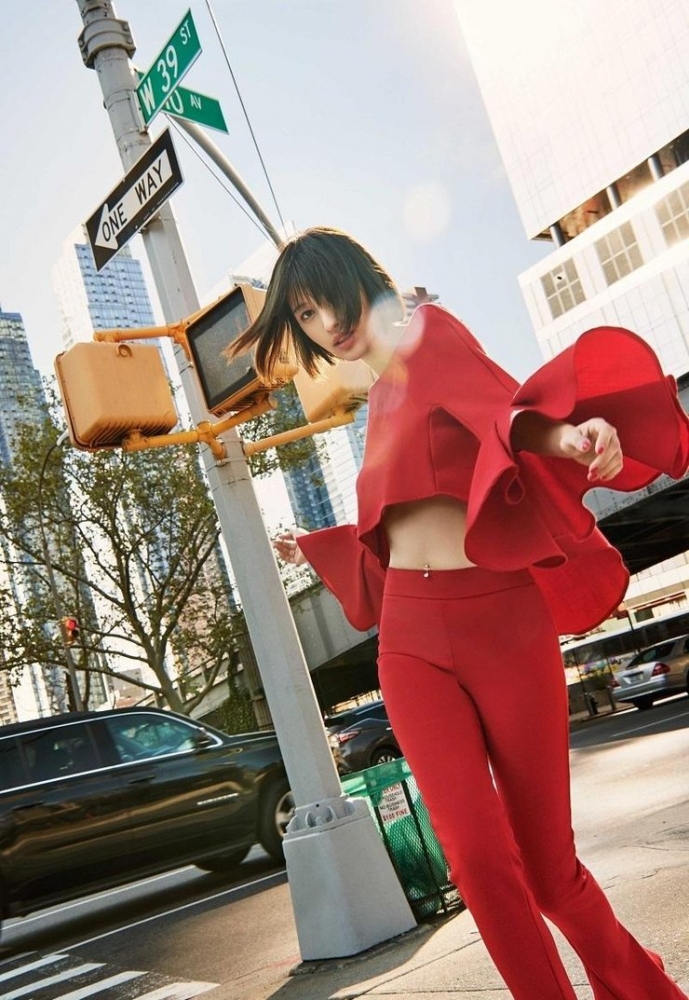 点击大图看下一张：太时髦!张俪纽约街拍任性扭出大长腿