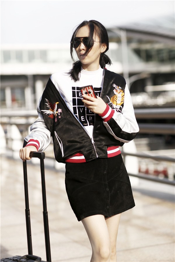 点击大图看下一张：童瑶现身机场潮范足 气场全开大秀美腿