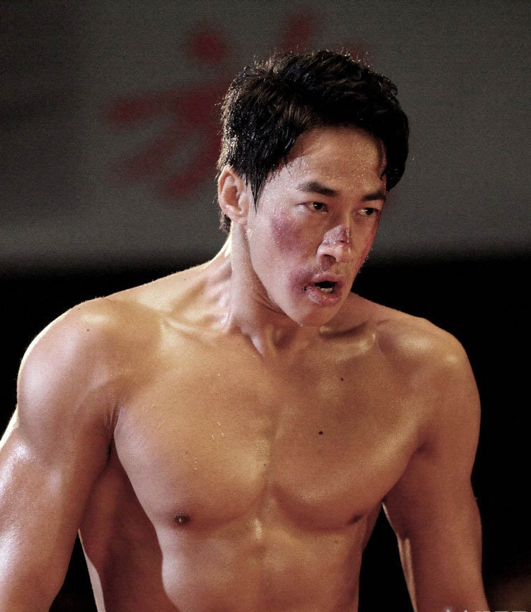 点击大图看下一张：何润东变身拳击手大秀肌肉