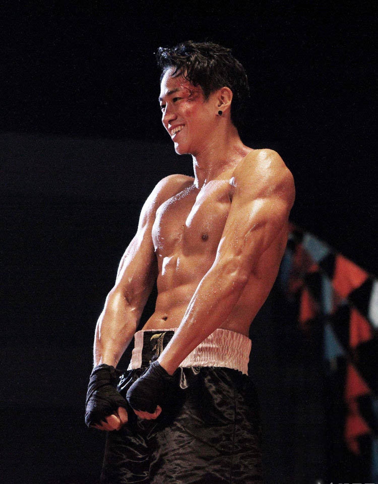 点击大图看下一张:何润东变身拳击手大秀肌肉