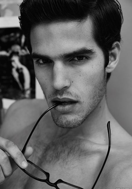 点击大图看下一张:欧美帅气肌肉型男黑白写真