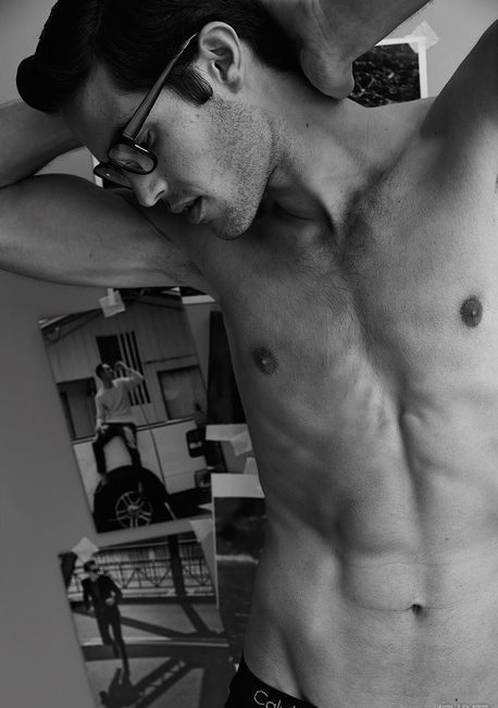 点击大图看下一张:欧美帅气肌肉型男黑白写真