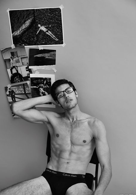 点击大图看下一张：欧美帅气肌肉型男黑白写真