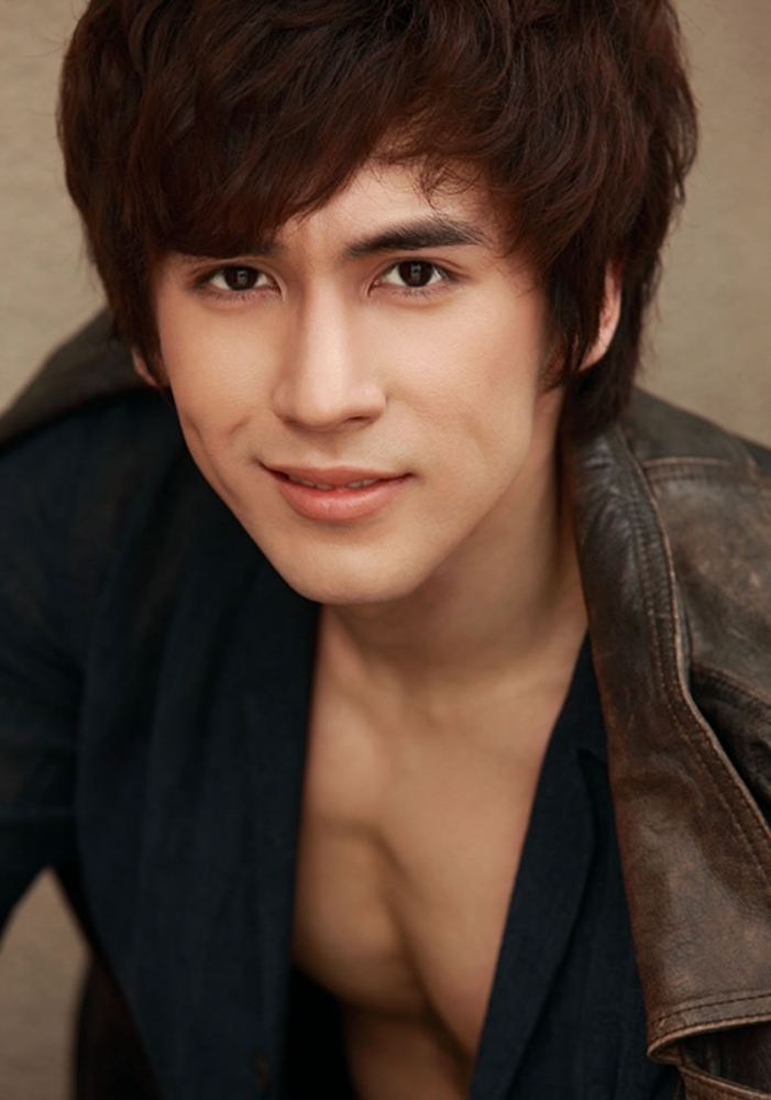 点击大图看下一张：帅气型男张伦硕大秀迷人肌肉写真