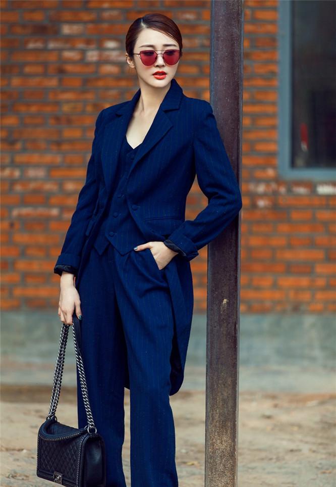 点击大图看下一张：陈冰秒换霸道总裁风 西装红唇攻气爆表