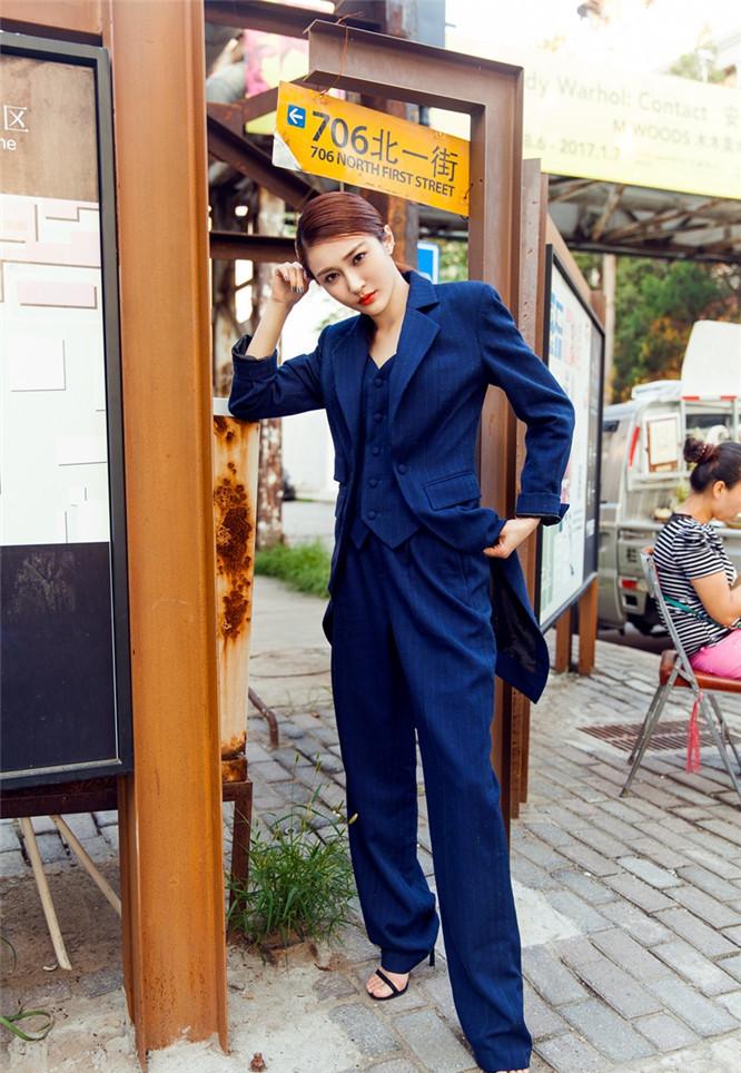 点击大图看下一张：陈冰秒换霸道总裁风 西装红唇攻气爆表