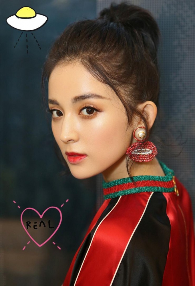 点击大图看下一张：古力娜扎潮搭化身叛逆少女 红衣配红唇酷劲足