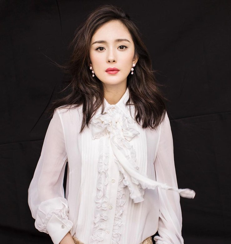 点击大图看下一张:杨幂拍写真大玩红绿配 穿绿皮草贵气逼人