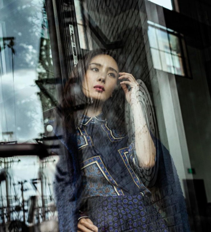 点击大图看下一张:杨幂拍写真大玩红绿配 穿绿皮草贵气逼人