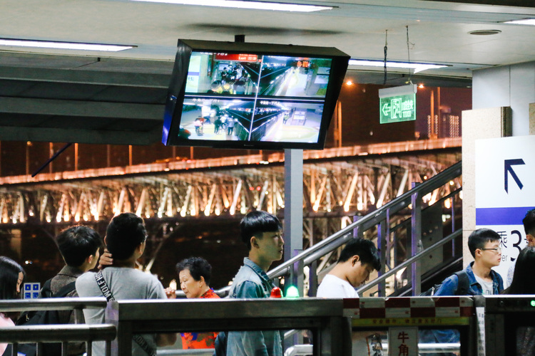 点击大图看下一张：夜晚的重庆温柔耀眼