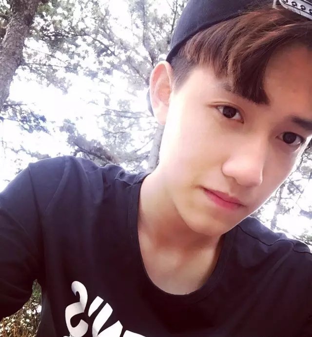 点击大图看下一张:16岁帅哥照片同一个人的