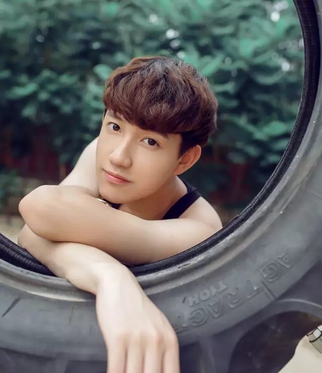 点击大图看下一张:16岁帅哥照片同一个人的