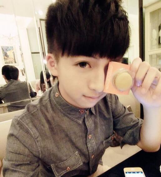 点击大图看下一张：16岁网络小帅哥生活照