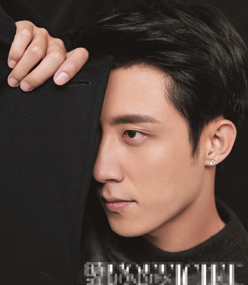 点击大图看下一张:黄景瑜时装男士10月刊大片