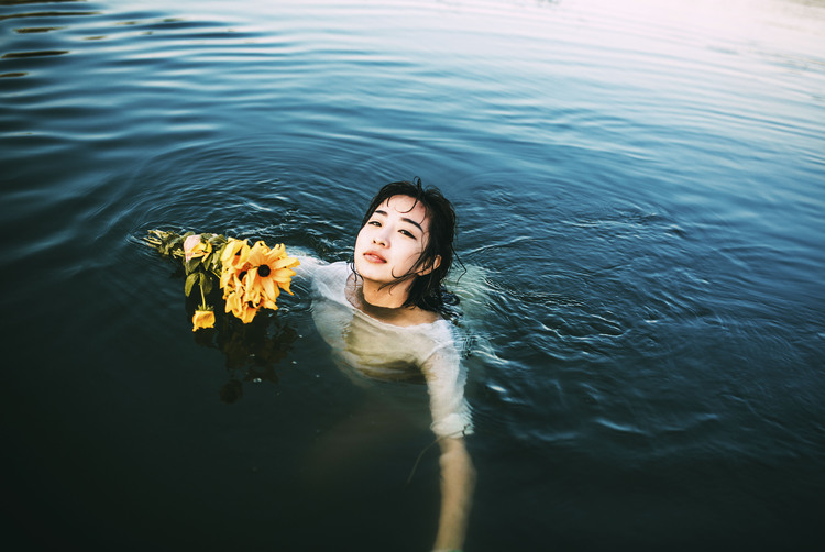 点击大图看下一张:世事之中赤脚奔跑