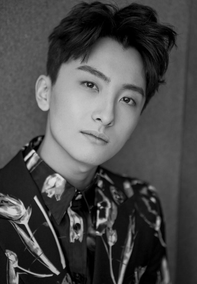 点击大图看下一张:牛骏峰黑白质感写真来袭