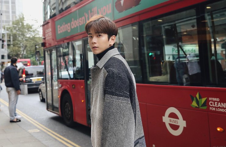 点击大图看下一张:张皓宸伦敦街拍很潮范儿