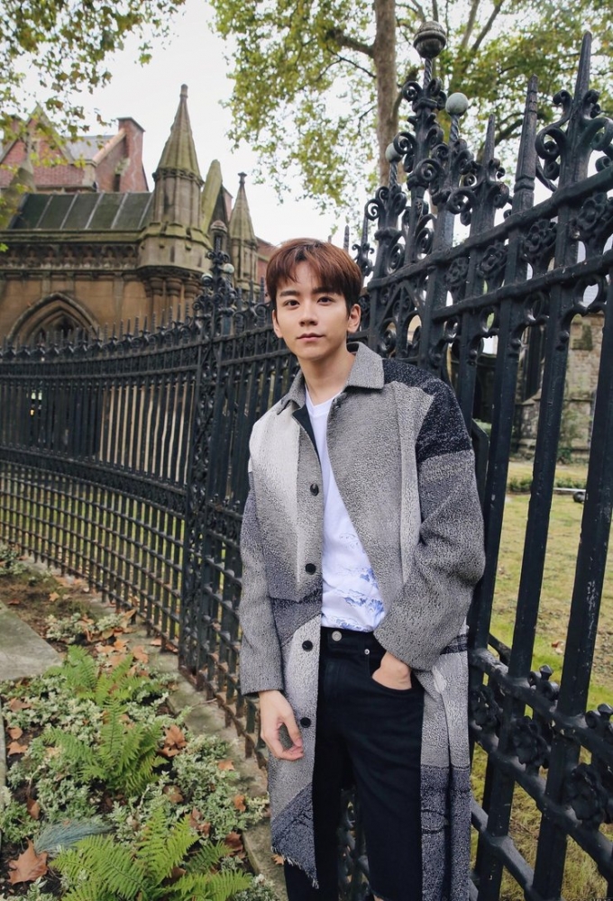 点击大图看下一张:张皓宸伦敦街拍很潮范儿