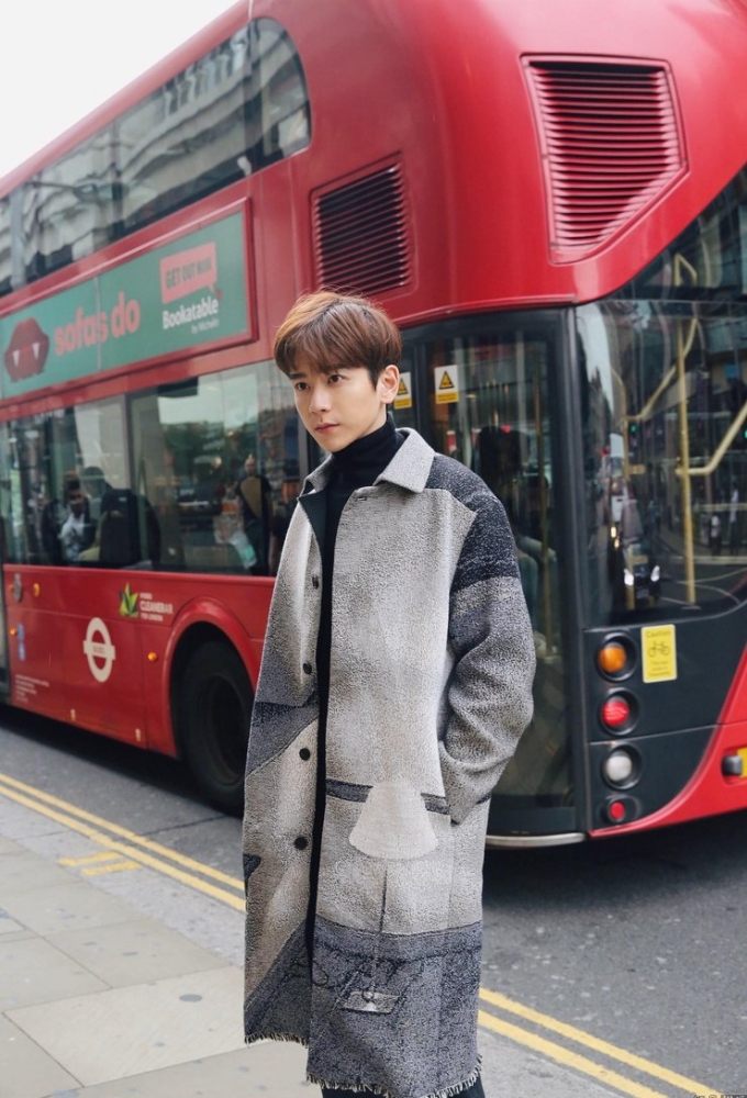 点击大图看下一张:张皓宸伦敦街拍很潮范儿