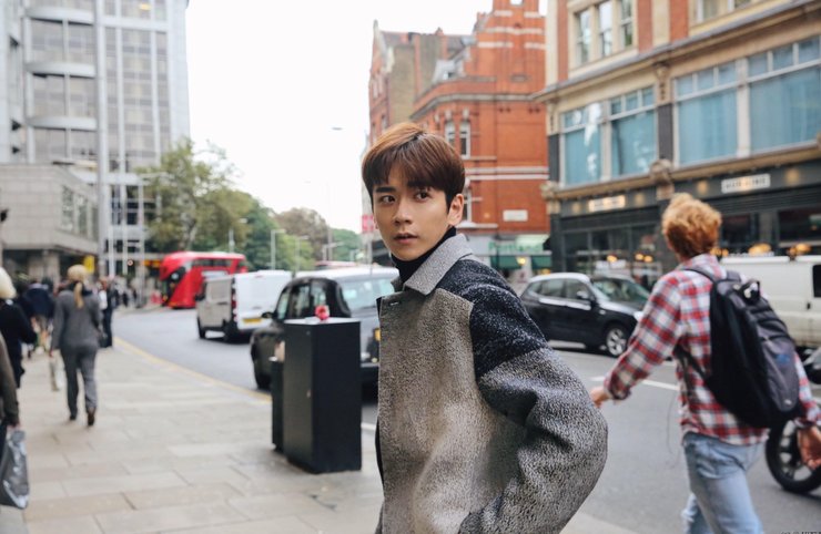 点击大图看下一张:张皓宸伦敦街拍很潮范儿