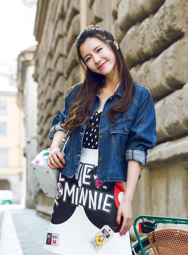 点击大图看下一张：方安娜娇俏露香肩 灵动活泼少女感MAX