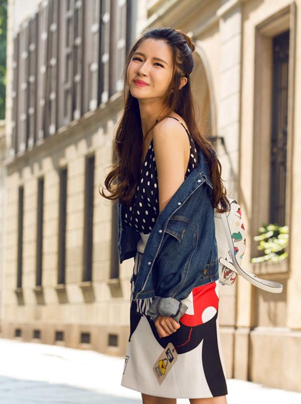 点击大图看下一张：方安娜娇俏露香肩 灵动活泼少女感MAX