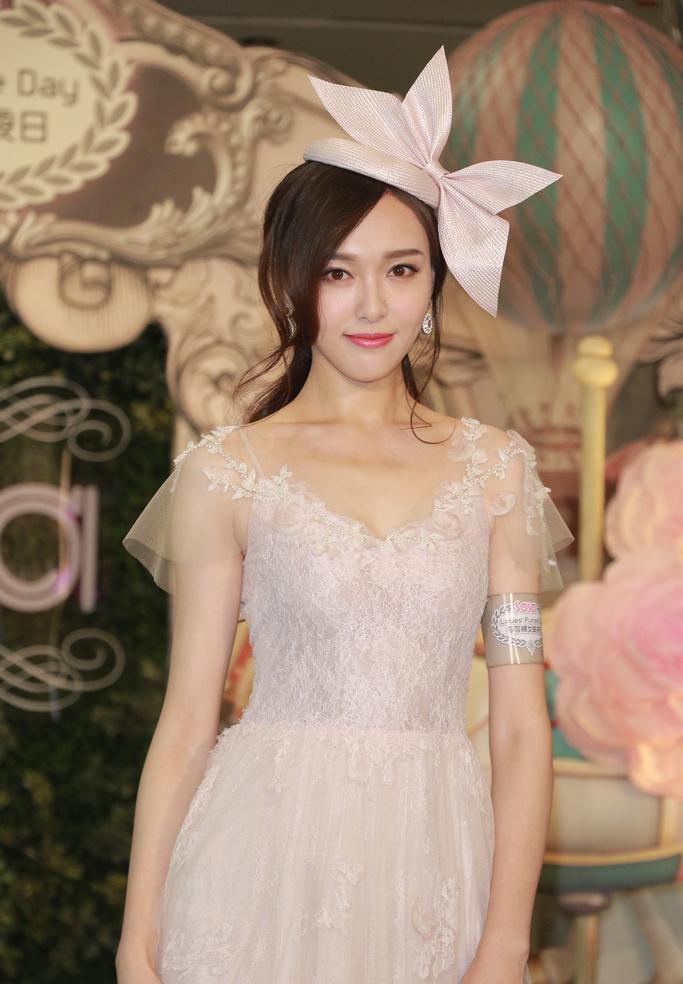 点击大图看下一张:仙气足!唐嫣粉色蕾丝裙秀身段 头饰吸睛