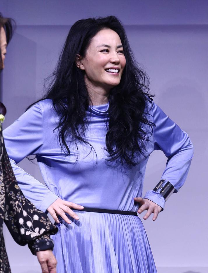 点击大图看下一张：真性情!王菲裙子作妖下滑当台提拉