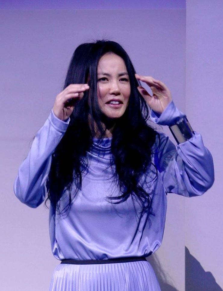 点击大图看下一张：真性情!王菲裙子作妖下滑当台提拉