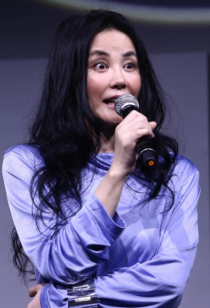 点击大图看下一张：真性情!王菲裙子作妖下滑当台提拉