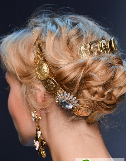 点击大图看下一张:欧式复古宫廷新娘发型 时尚新娘发型图片大全