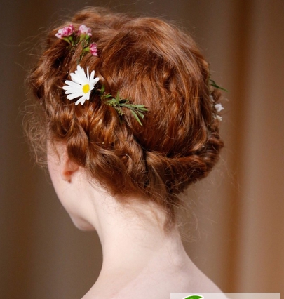点击大图看下一张：欧式复古宫廷新娘发型 时尚新娘发型图片大全