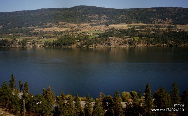 点击大图看下一张：加拿大游变色湖
