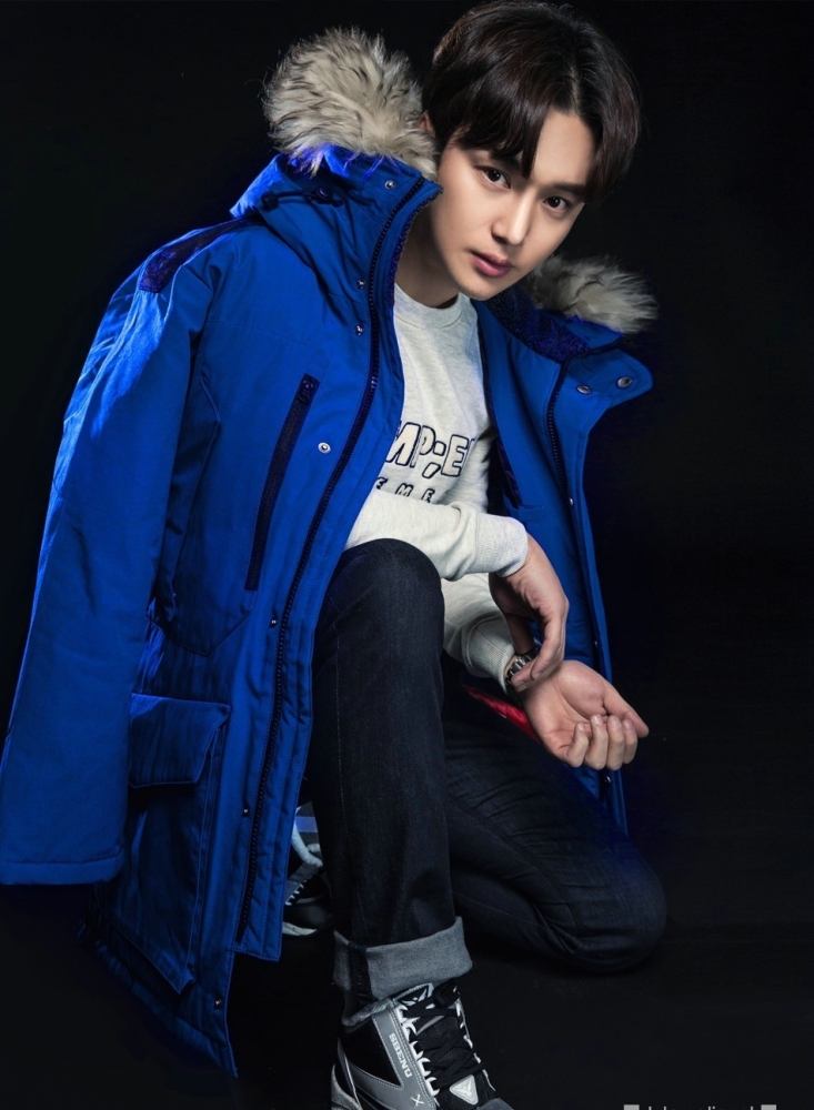 点击大图看下一张：韩国帅哥卞耀汉冬季时尚搞怪写真
