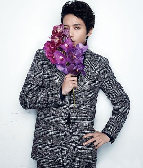 点击大图看下一张：韩国帅哥郑容和时尚杂志演绎多变帅气
