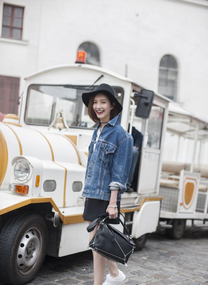 点击大图看下一张：江疏影红唇撩人露长腿吸睛