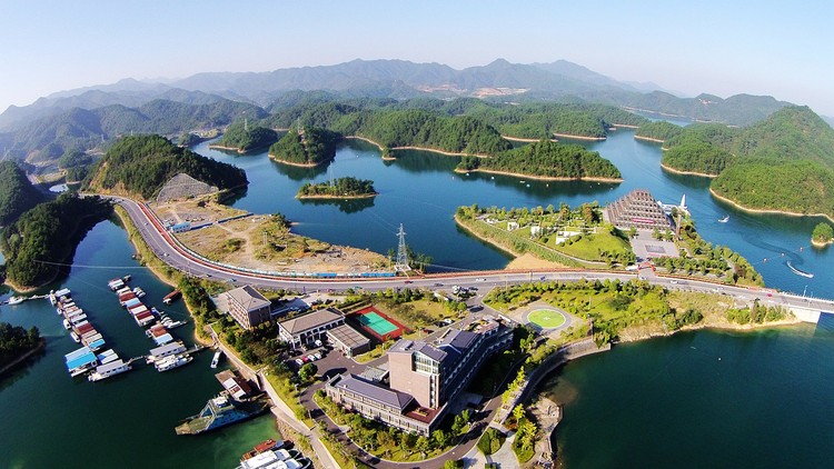 点击大图看下一张：航拍千岛湖