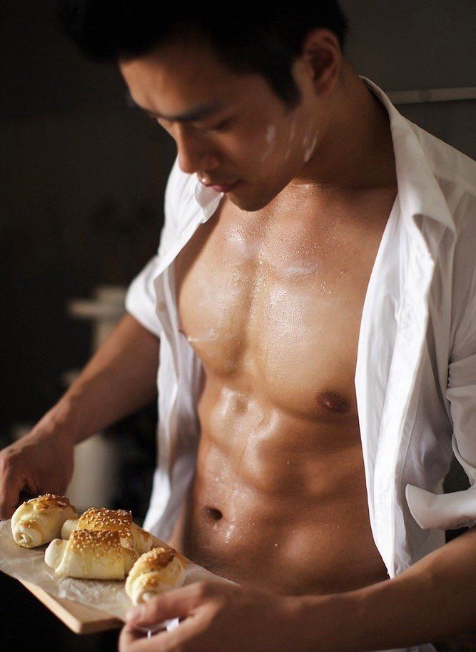 点击大图看下一张：肌肉男模帅哥下厨房